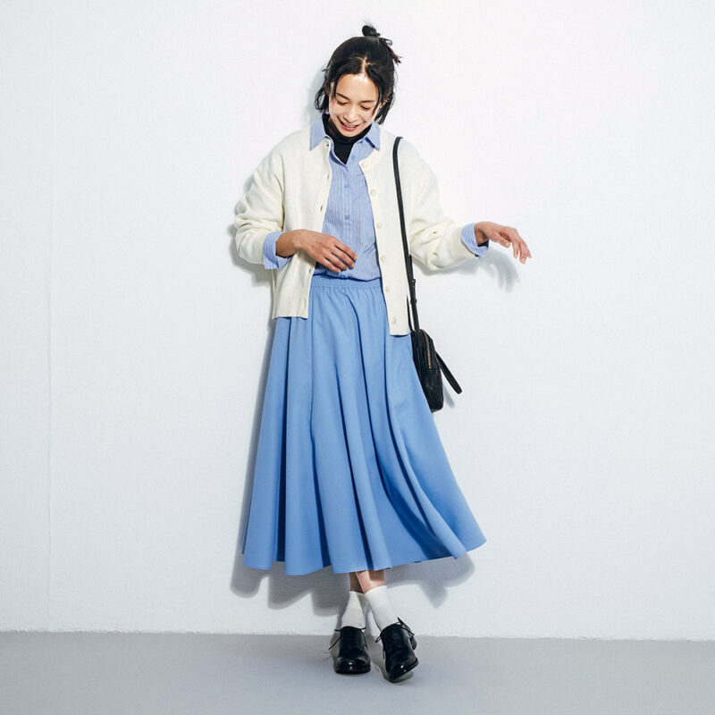 スウェットライクニットドルマンカーディガン¥2,490、ソフトシアーハイネックT(一部店舗のみ販売)¥990、サーキュラーミディスカート¥2,990/すべてジーユー、靴下¥1,100/タビオ、レースアップシューズ¥50,600/プリュス バイ ショセ、バッグ¥35,200/パドカレ(パドカレ六本木)、イヤカフ(3個セット)¥8,800/アビステ