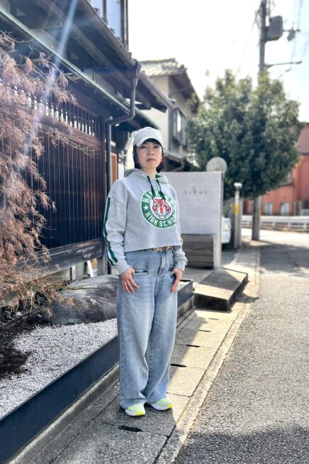 【京都スナップ】GU（ジーユー）×ストレンジャー・シングス限定コラボのフーディで、ボーイッシュなデニムコーデ