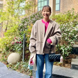 【京都スナップ】小柄さんのデニムコーデは、鮮やかピンクの短丈トップスで視線を引き上げて正解！