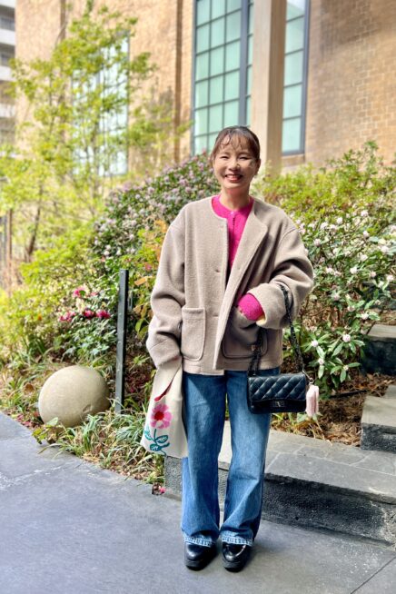 【京都スナップ】小柄さんのデニムコーデは、鮮やかピンクの短丈トップスで視線を引き上げて正解！