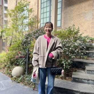 【京都スナップ】小柄さんのデニムコーデは、鮮やかピンクの短丈トップスで視線を引き上げて正解！