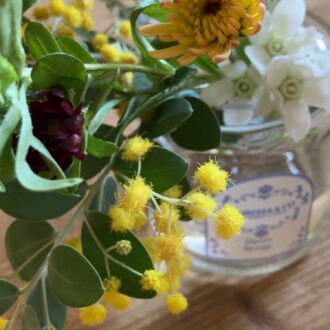 ミモザ、アスター、マム、オキシペタルムを無造作にジャムの瓶に