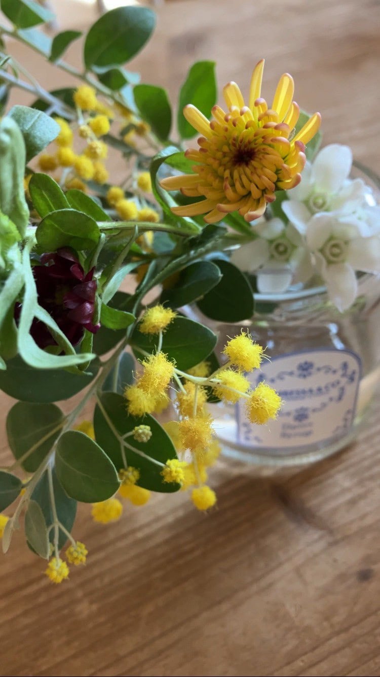 ミモザ、アスター、マム、オキシペタルムを無造作にジャムの瓶に