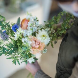 落ち着きたい日は、白やグリーンの静かな花を