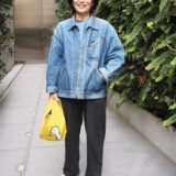 【スナップ】古着のデニムジャケットで楽しむカジュアルコーデ♡ 春を告げるピンクのスニーカーがポイント