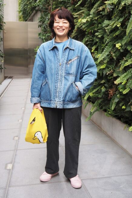 【スナップ】古着のデニムジャケットで楽しむカジュアルコーデ♡ 春を告げるピンクのスニーカーがポイント