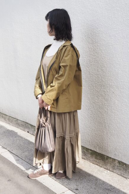 【スナップ】春先に大活躍の「マウンテンパーカ」を大人可愛く着るコツは？