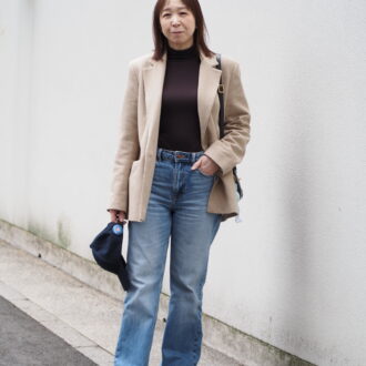 【スナップ】「ザラ」のジャケット＆デニムに50代は何を合わせる？ 「セリーヌ」の小物でクラス感を高めて