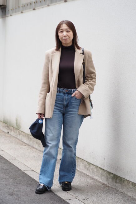 【スナップ】「ザラ」のジャケット＆デニムに50代は何を合わせる？ 「セリーヌ」の小物でクラス感を高めて