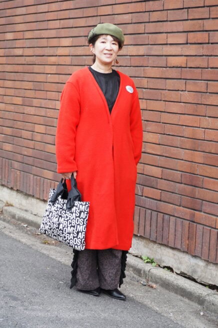 【スナップ】50代のおしゃれはカラー使いで攻略！ 赤コートと柄小物で差をつける