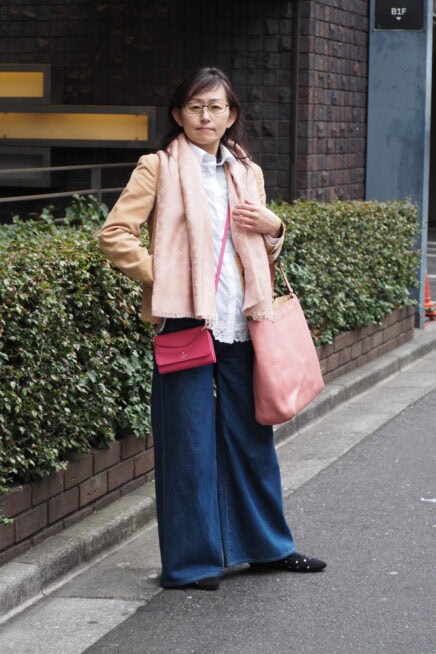 【スナップ】50代の春のデニムコーデ、地味見えしないコツは？ 「ケイトスペード」と「ランバン」のピンク合わせが◎