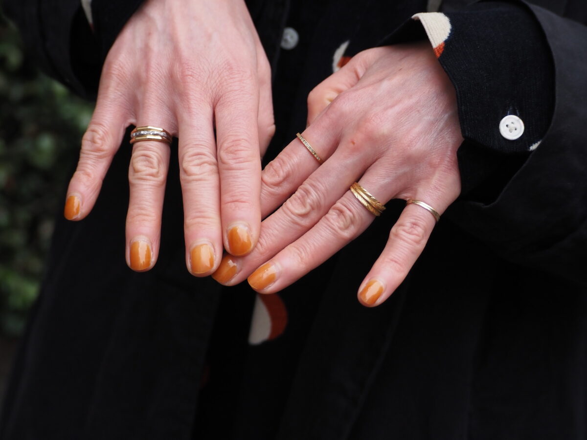 ゴールドのリングを重ねづけ