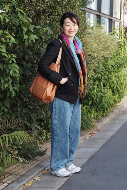【スナップ】春は「デニム」であか抜ける！ スカーフで魅せるきれいめカジュアルコーデ