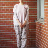 【スナップ】花柄パンツ＆きれい色トップスで春をイメージ！ 50代の参考になるやさしいピンクの着こなし