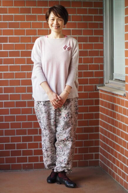 【スナップ】花柄パンツ＆きれい色トップスで春をイメージ！ 50代の参考になるやさしいピンクの着こなし