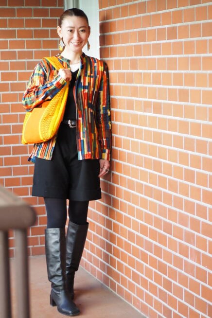 【スナップ】ショートパンツ×ブーツの黄金コンビでスタイルアップ！ 柄シャツ＆アクリルピアスをアート感覚で身につけて