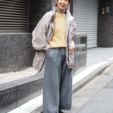 【スナップ】春コーデは“薄手アウター”で決まる！ きれい色ニットで顔映えも