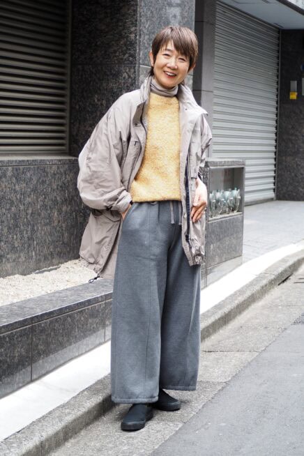 【スナップ】春コーデは“薄手アウター”で決まる！ きれい色ニットで顔映えも