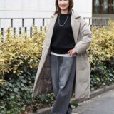 【スナップ】「ユニクロ」の定番スウェットは少しの工夫であか抜ける！ 50代こそ挑戦したいレイヤードコーデ