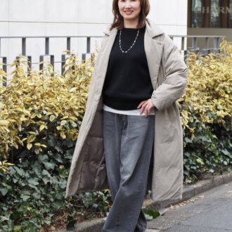 【スナップ】「ユニクロ」の定番スウェットは少しの工夫であか抜ける！ 50代こそ挑戦したいレイヤードコーデ