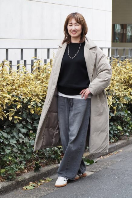 【スナップ】「ユニクロ」の定番スウェットは少しの工夫であか抜ける！ 50代こそ挑戦したいレイヤードコーデ