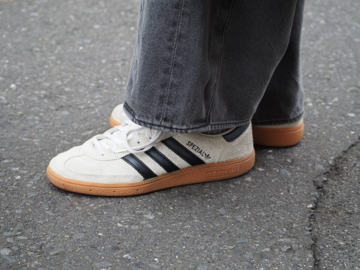 アディダスのスニーカー