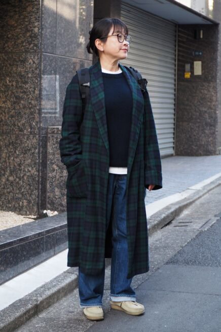【スナップ】50代のデニムスタイルは心地よく、軽やかに 「ペンドルトン」のガウンを日常に取り入れて