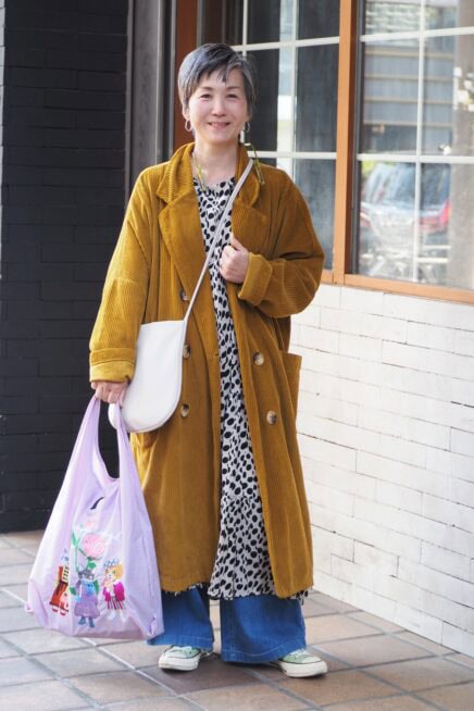 【スナップ】「ユニクロ」のワイドデニムを重ねて“こなれシルエット”を作る！マスタードカラーをアクセントに