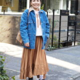 【スナップ】春のキャメルが可愛い！ デニムジャケットが劇的にこなれる組み合わせとは？