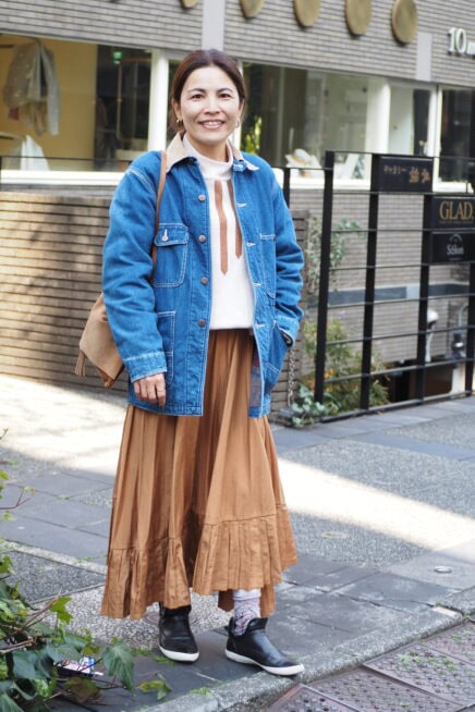【スナップ】春のキャメルが可愛い！ デニムジャケットが劇的にこなれる組み合わせとは？