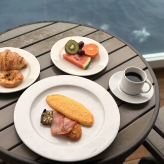 ルームサービスの朝食