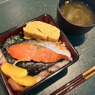 ルームサービスの鮭弁当