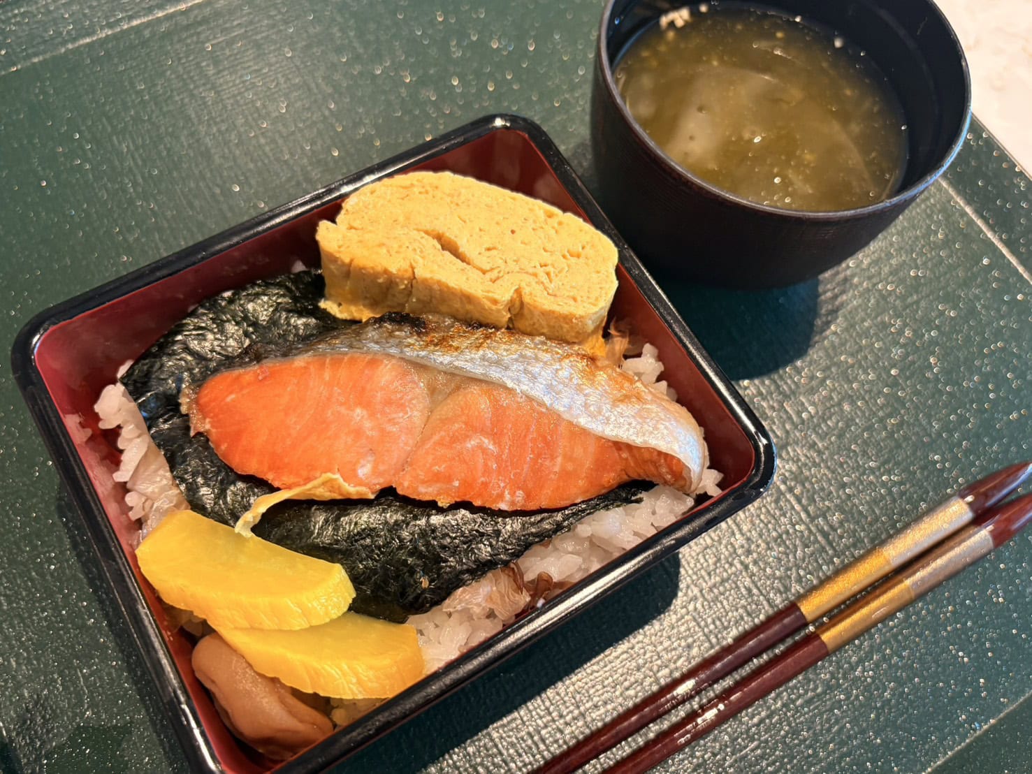 ルームサービスの鮭弁当