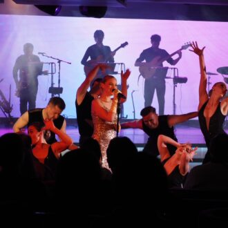 クルーズ船のエンタメが想像以上にスゴイ！ 大人世代が夢中になる落語・ショー・カジノを紹介