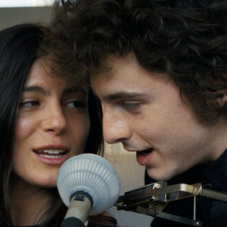 シャラメ自身が歌も踊りもすべて吹き替えなしで行った。『名もなき者／A COMPLETE UNKNOWN』©2026 Searchlight Pictures. All Rights Reserved.