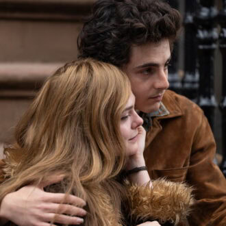 エル・ファニングが共演。『名もなき者／A COMPLETE UNKNOWN』©2026 Searchlight Pictures. All Rights Reserved.