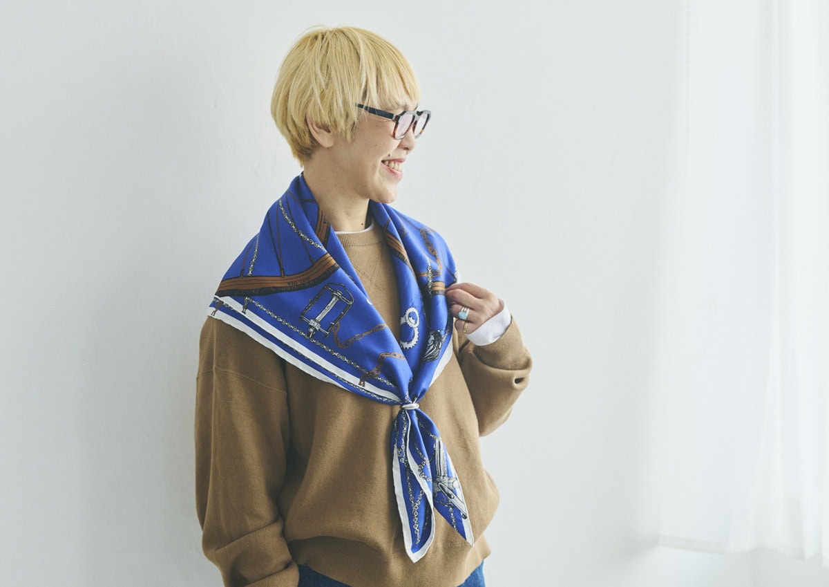 スウェットやTシャツをイメージできる、セーラーカラー風の巻き方