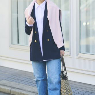 スニーカーとデニムなら、ジャケットでキレイめに