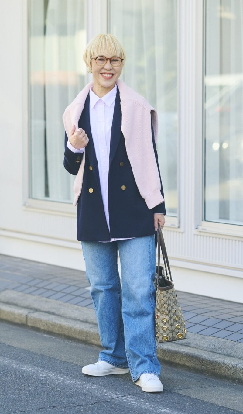 スニーカーとデニムなら、ジャケットでキレイめに