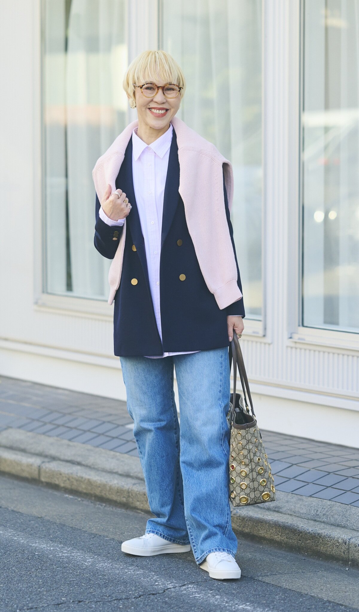 スニーカーとデニムなら、ジャケットでキレイめに