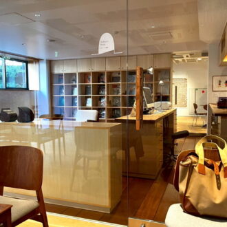 「村上春樹ライブラリー」の地下にあるカフェ「オレンジキャット」からは、「村上さんの書斎」が眺められる