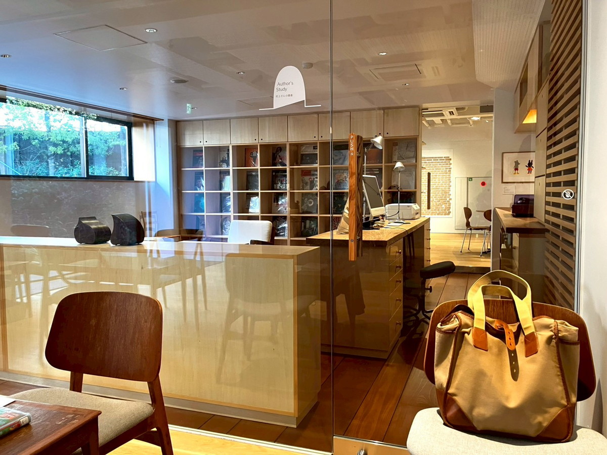 「村上春樹ライブラリー」の地下にあるカフェ「オレンジキャット」からは、「村上さんの書斎」が眺められる