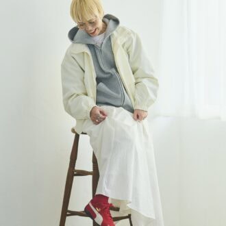 オールホワイトに映える真っ赤なスニーカーとソックス