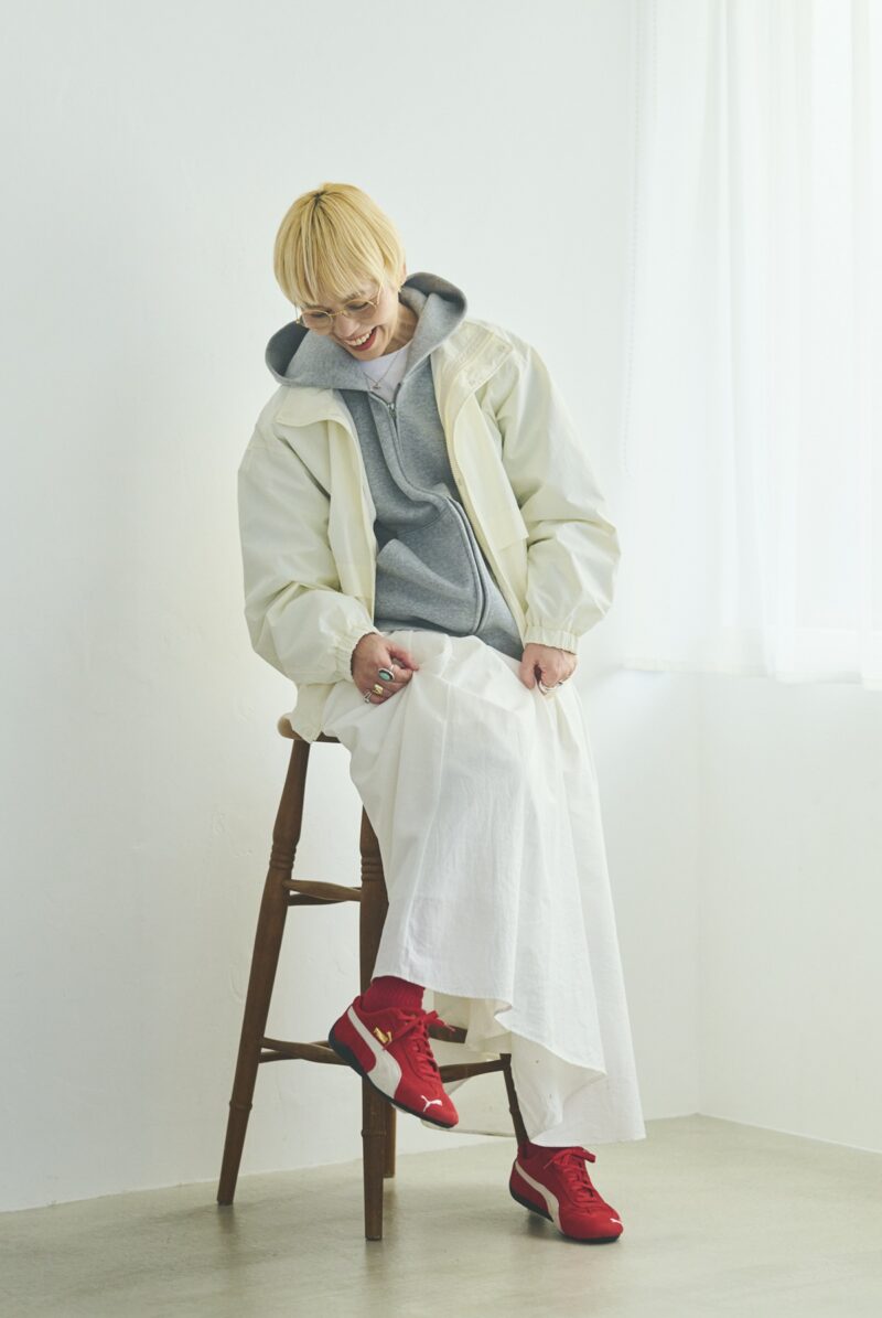 オールホワイトに映える真っ赤なスニーカーとソックス