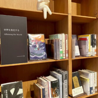 「村上春樹ライブラリー」には、村上春樹さんの小説作品の直筆原稿や資料、数万枚のレコードなどが保管、公開されている