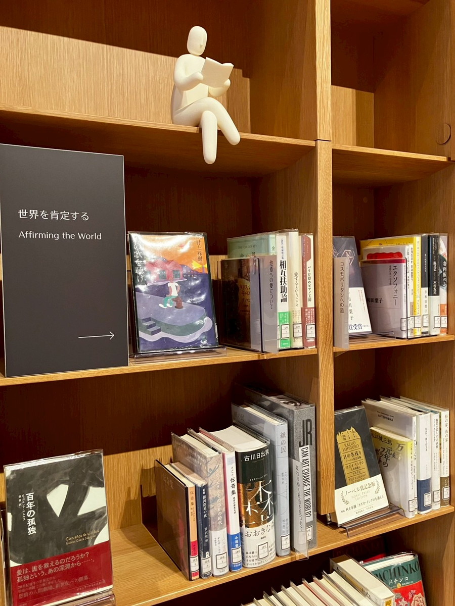 「村上春樹ライブラリー」には、村上春樹さんの小説作品の直筆原稿や資料、数万枚のレコードなどが保管、公開されている