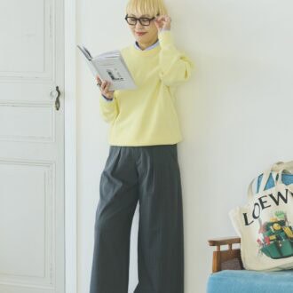 ベージュのスニーカーは春色トップスに合わせて