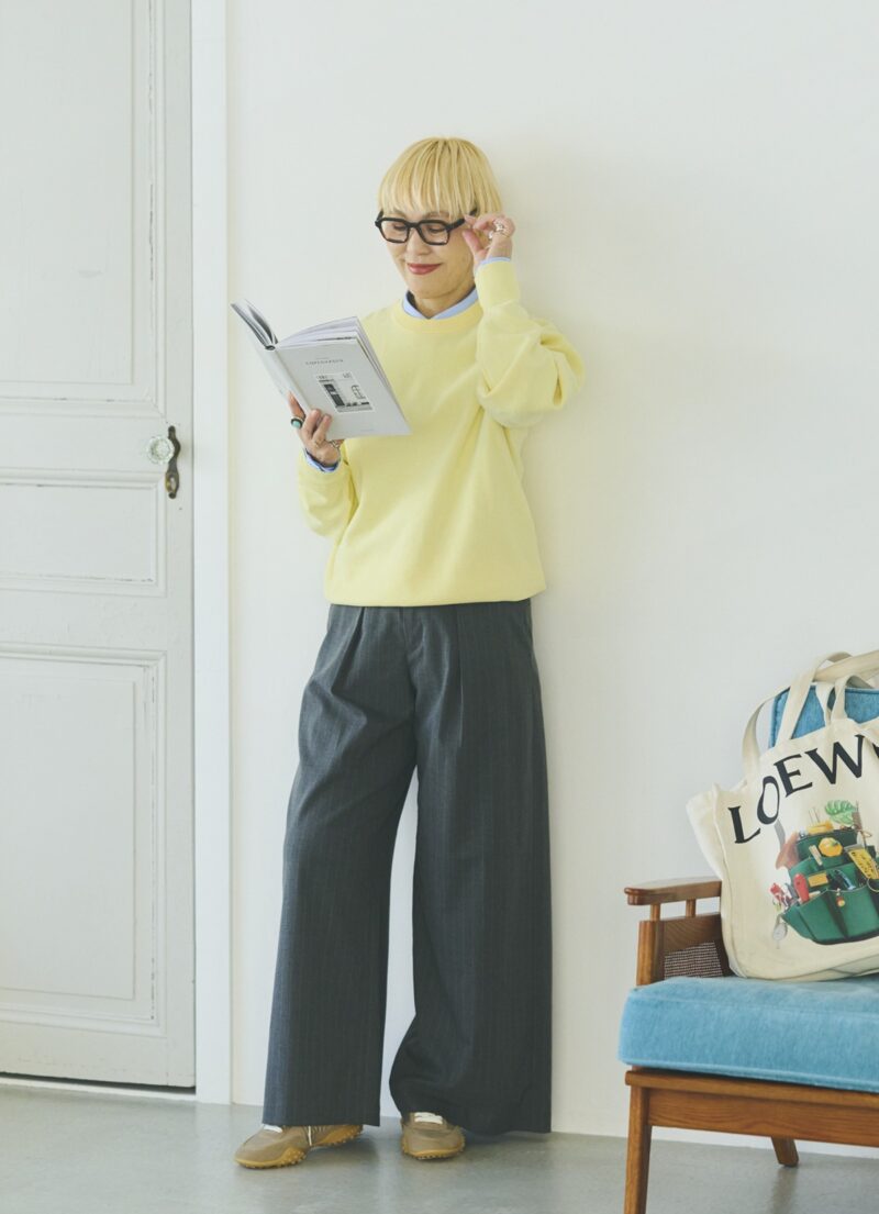 ベージュのスニーカーは春色トップスに合わせて