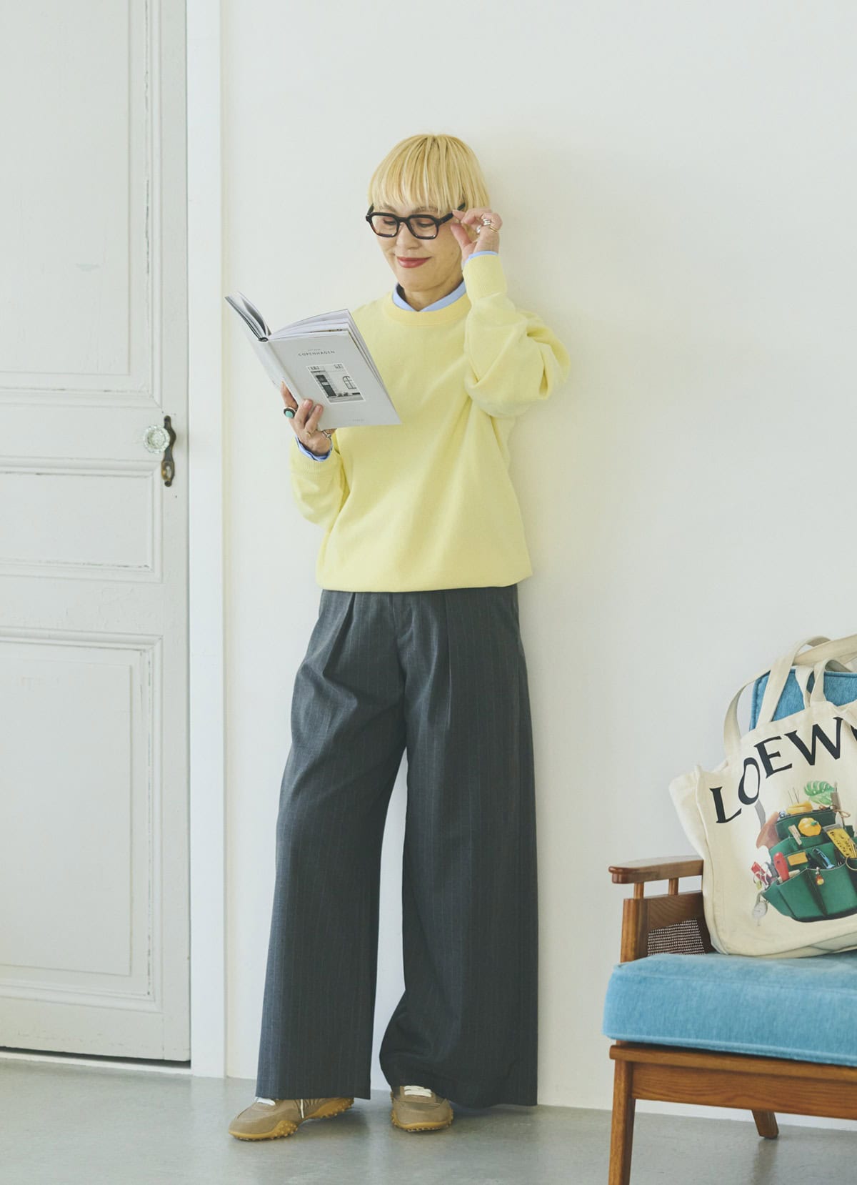 ベージュのスニーカーは春色トップスに合わせて