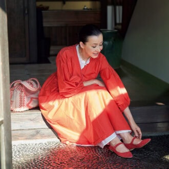 靴、バッグ／かれんさん私物、カシュクールワンピース¥90,200、インに着たワンピース¥71,500、パンツ¥66,000／すべてアントテ（オーガスト）、ピアス¥19,800 ／アグ